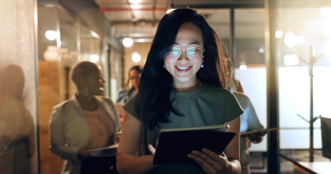 Night, tablet and business people walking in office after finishing work task. Tech, overtime and Asian woman with group of friends going home after working late on sales project in dark workplace SSUCv3H4sIAAAAAAAAA21Sy27jMAz8F51zsOO4bfIri8WCluiYqCQaEt2tW+TfS0kG9nmbIcjhDKVPM0Ema26fhrzfsiQQ4mhu3ckkjA5ThW9peOoqQkfCicBXNoHYJUJAczN5YZYfL5dxvIzmZIC043EyWUC2jFlXKLMgeNf5yn/t1rIq6FTepgK0s/tv/VFseYQq+M3M89B1eJ2eB+2Z596drz3OVkl/vQ4vXX99BvP9ZF5/CqZweIDNETe4JrIU742wLCVutamX4FAc5GUTnVVqXwtv+SMLyr5q7F69zVb9xC1MZdz0w9N4OXfnarY05hbBafQjTD3JQiqa9raw6pM7HG6rZ3BSTBpwPOGxviz7w48WXEIIWSg0M+Ah7BXhjhgqCpxlXVg4V7rDHsgmrmTl6MaKLHve0sTvrQ6xnCNoXmh7cOVMv+tMdK82aqlJeFodgi93KBr0LnA4KL9KHy5glDZtIf41nf8tfTBHaGKOcmb/1lL25yHNih6PL9bVNkLBAgAA